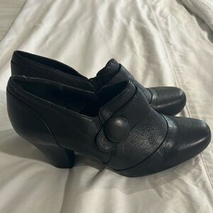 Clarks women’s size 8 black heels.